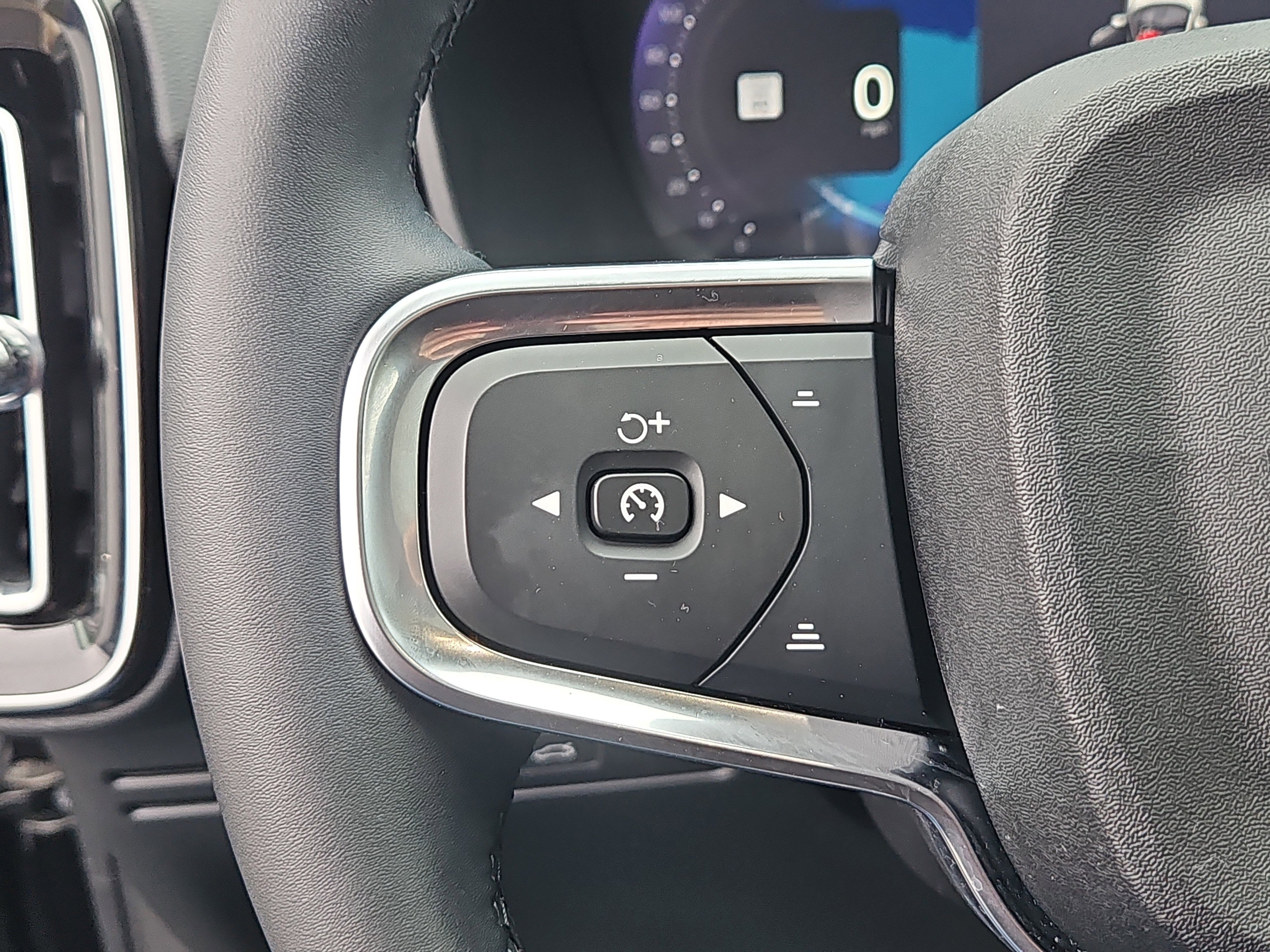 Certified 2023 Volvo XC40 B5 Plus w/ Climate Package image 19