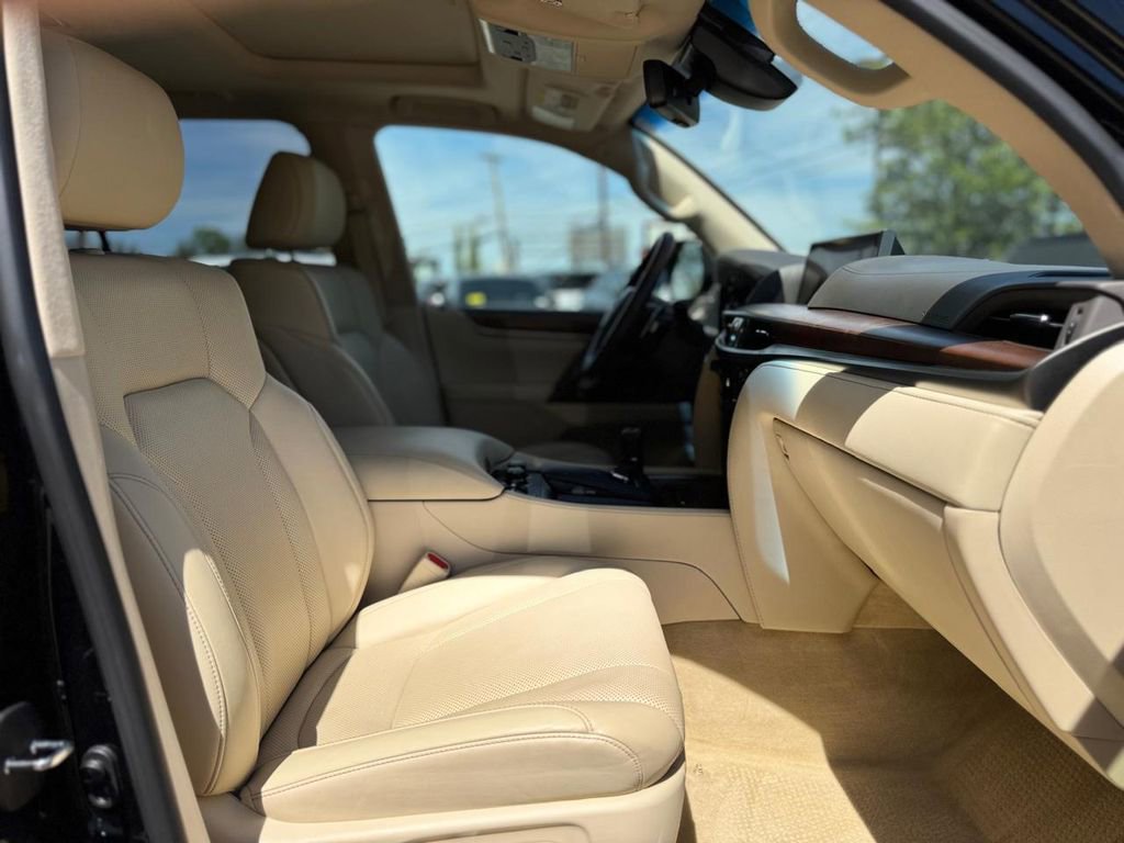 Used 2021 Lexus LX 570 4WD w/ Luxury Package image 28