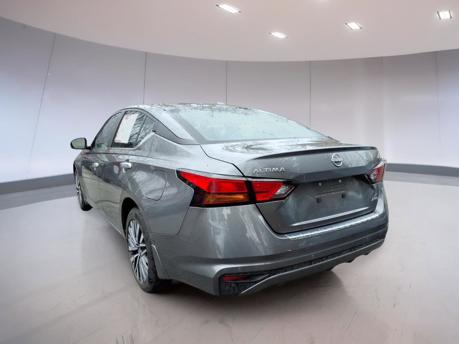 Used 2023 Nissan Altima 2.5 SV image 3