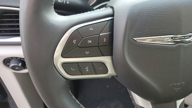 Used 2024 Chrysler Pacifica Touring-L FWD image 10