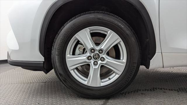 Used 2022 Toyota Highlander LE image 32