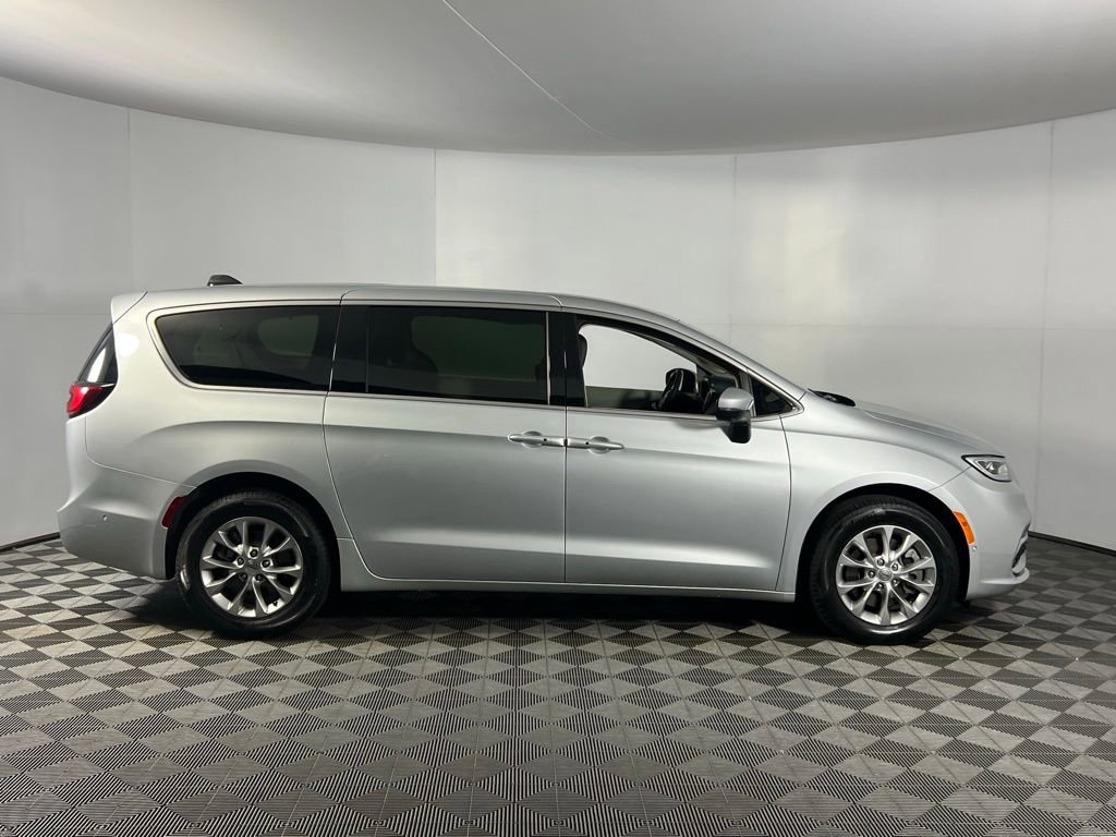 Used 2023 Chrysler Pacifica Touring-L w/ Uconnect Theater Family Group image 5