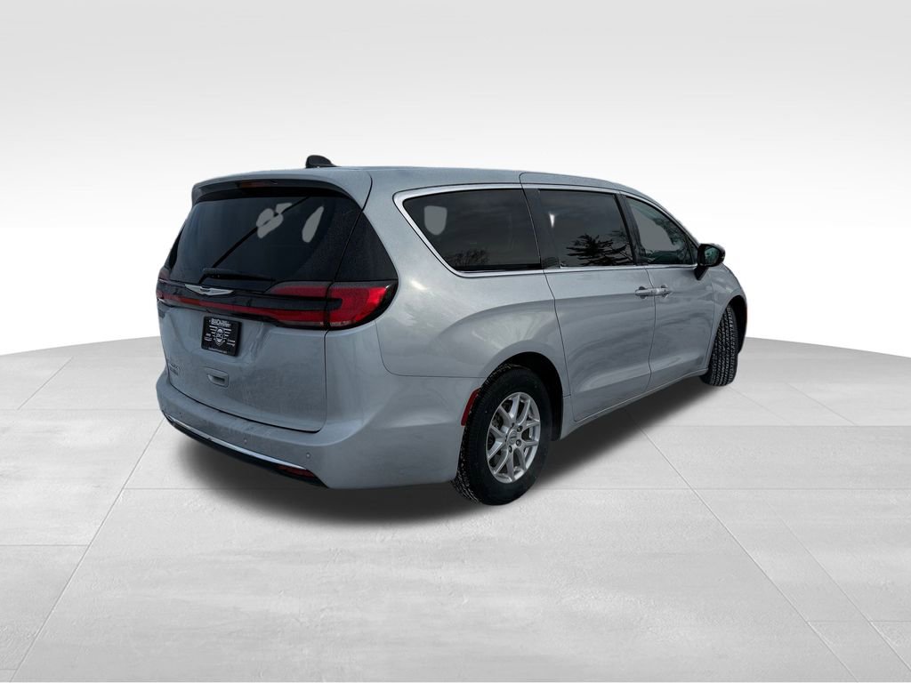 Used 2024 Chrysler Pacifica Touring-L image 9