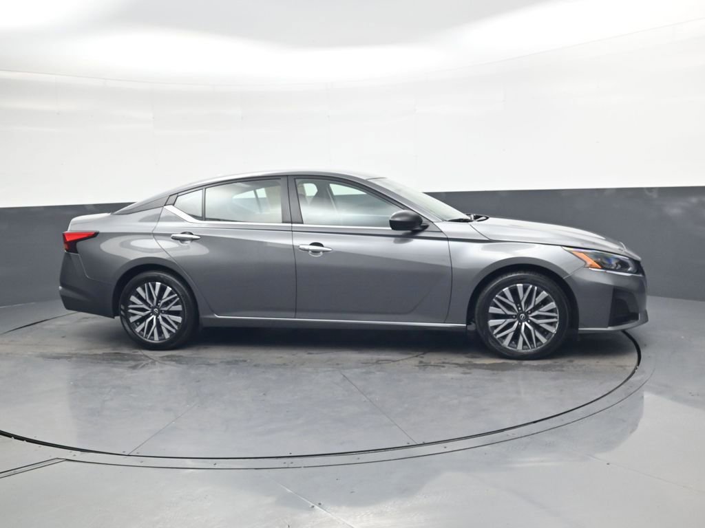 Used 2024 Nissan Altima 2.5 SV image 3