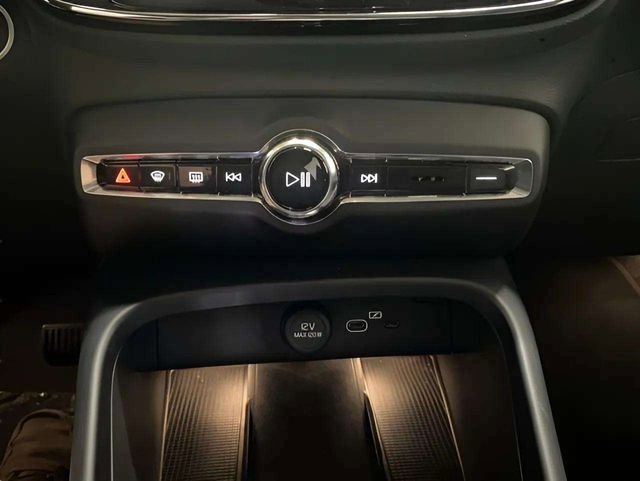 Used 2025 Volvo XC40 B5 Plus AWD/4WD image 81