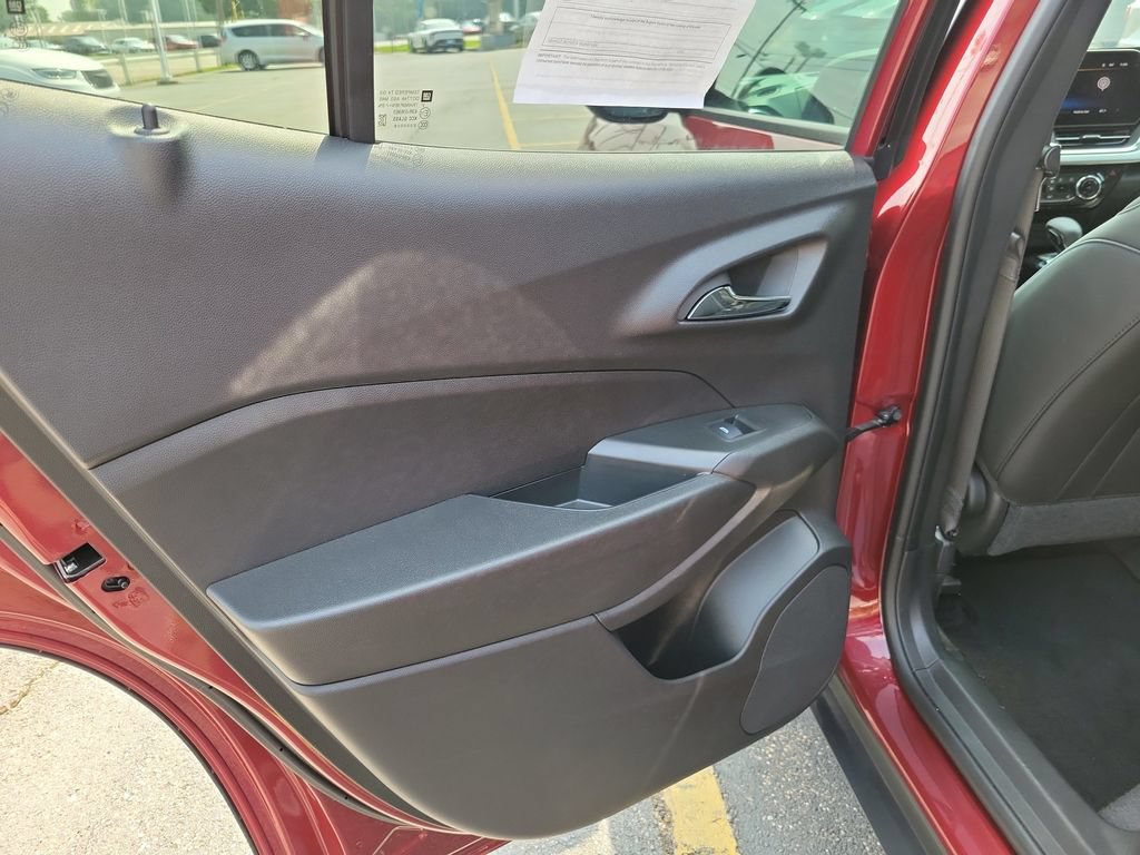 Used 2025 Chevrolet Trax LT w/ Driver Confidence Package FWD image 18