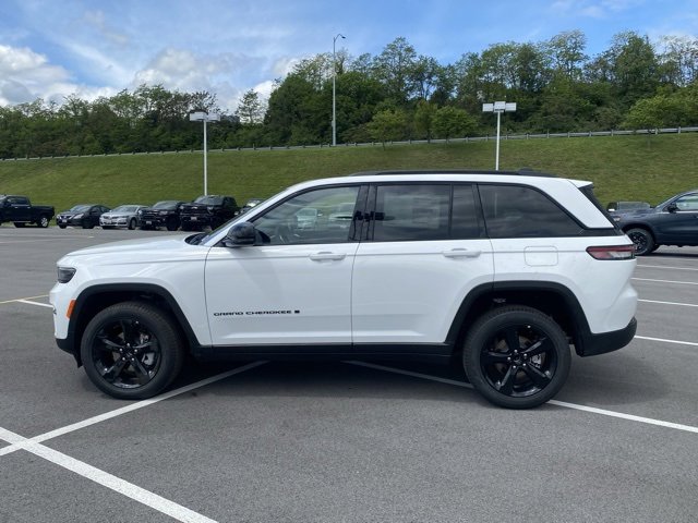 New 2025 Jeep Grand Cherokee Limited w/ Black Appearance Package image 4
