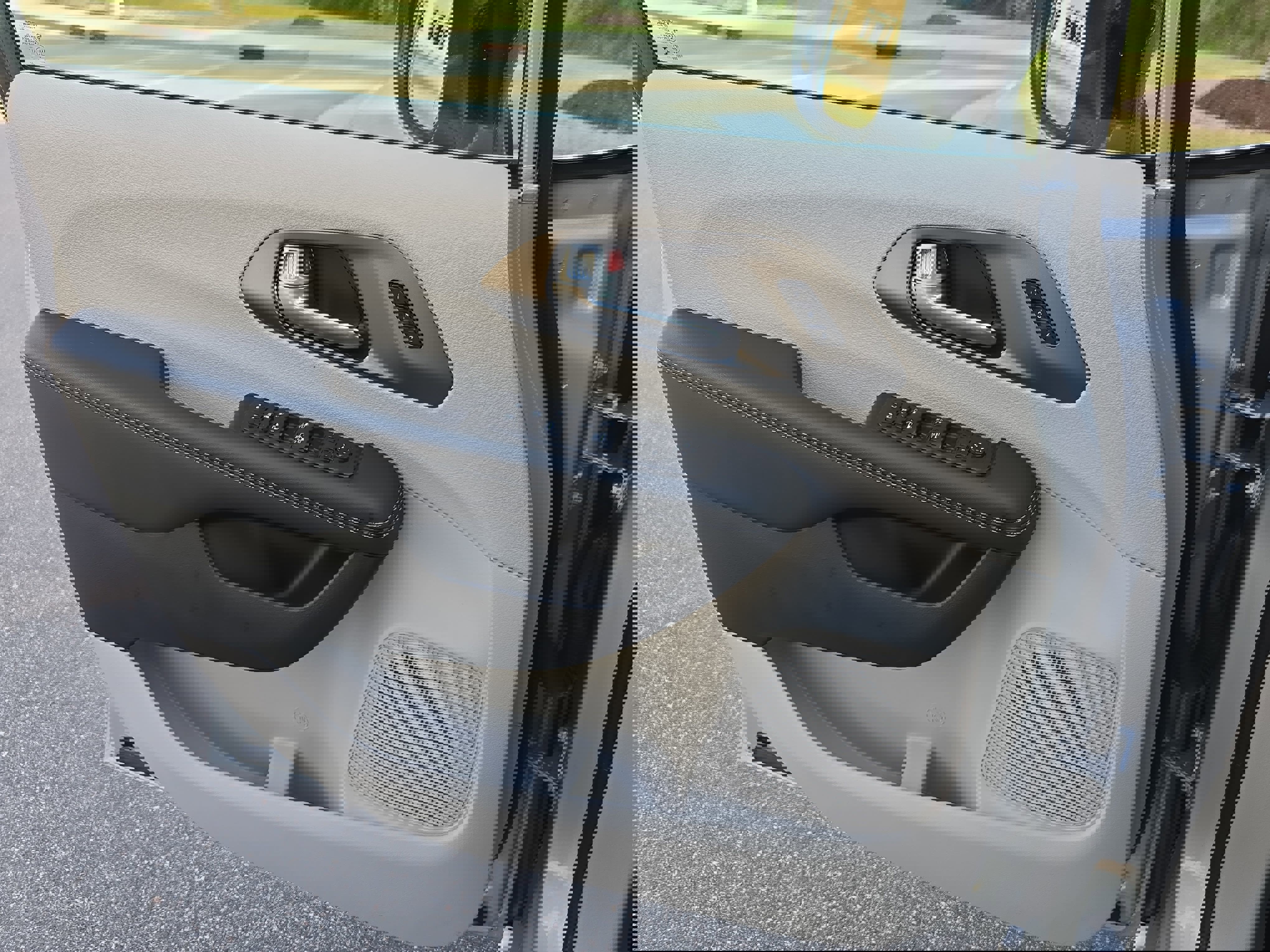 Used 2024 Chrysler Pacifica Touring-L image 28