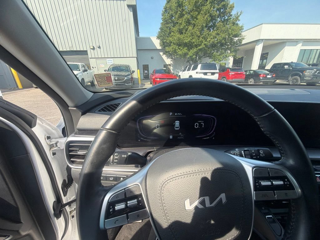 Used 2025 Kia Telluride S FWD image 12