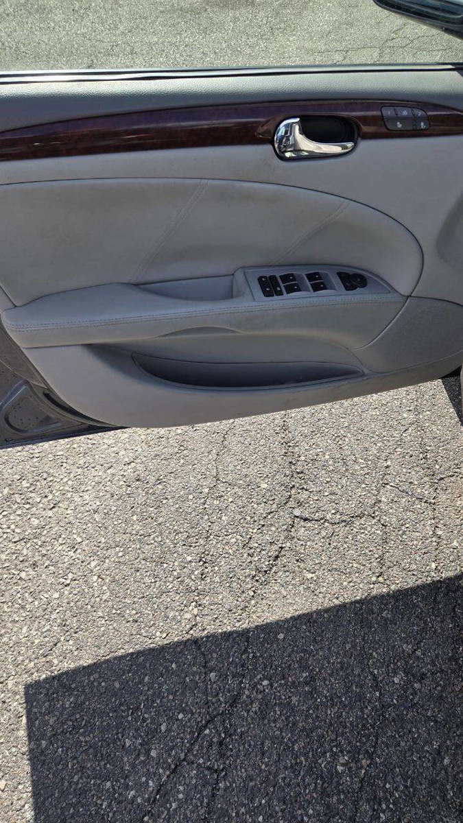 Used 2010 Buick Lucerne CXL image 8