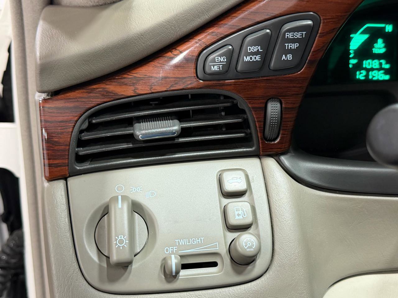 Used 2005 Cadillac De Ville Premium FWD image 35