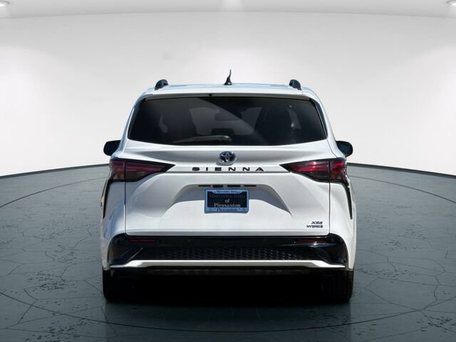Used 2021 Toyota Sienna XSE FWD image 6
