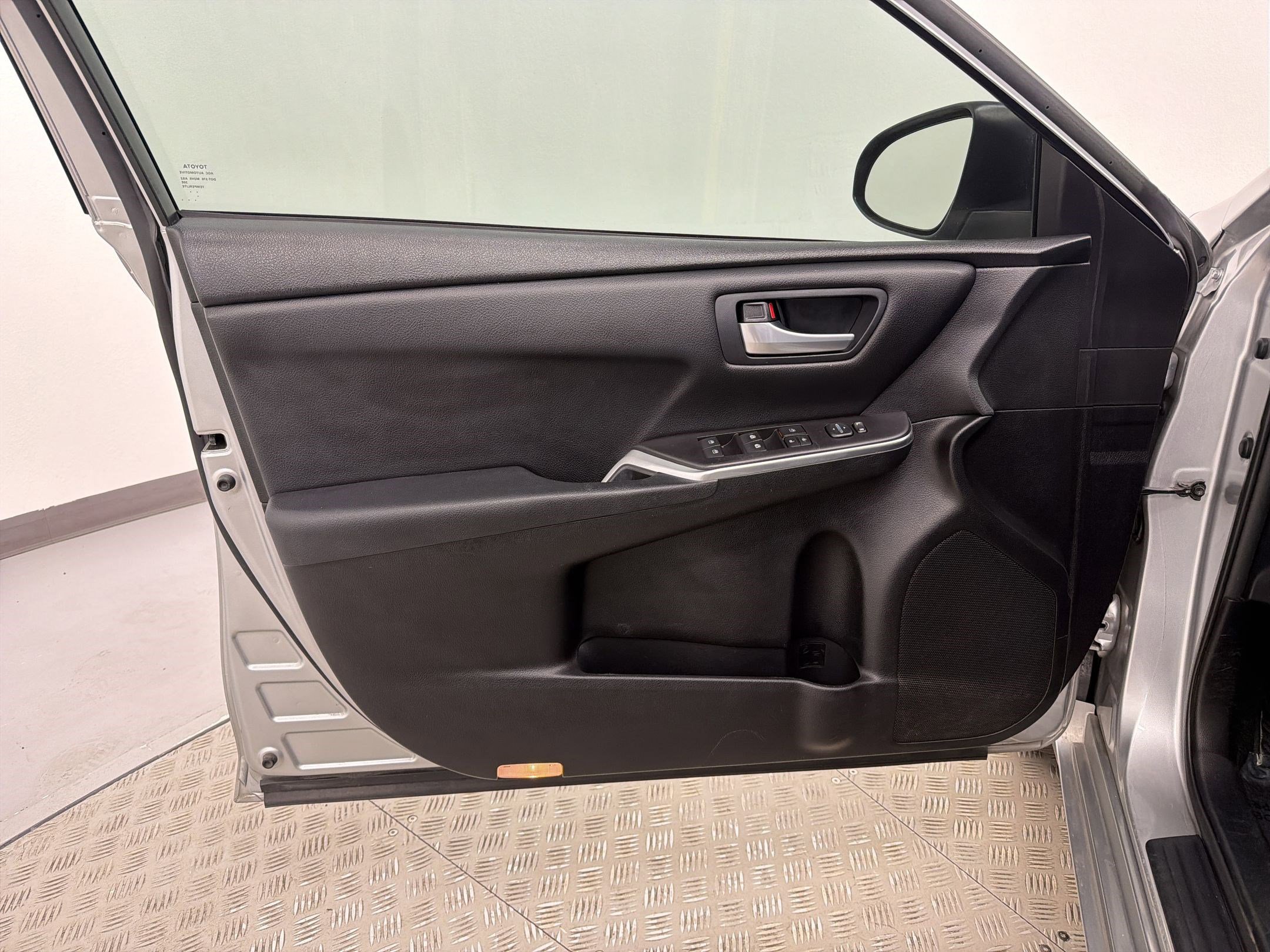 Used 2016 Toyota Camry SE image 12