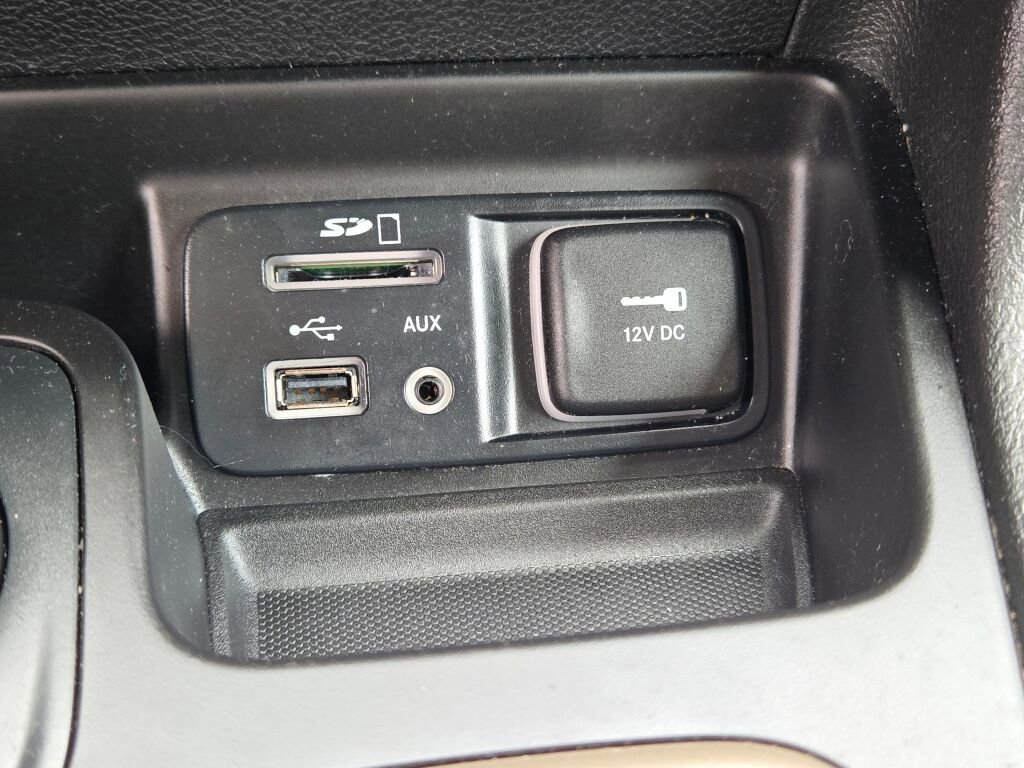 Used 2018 Jeep Cherokee Latitude w/ Cold Weather Group AWD/4WD image 29