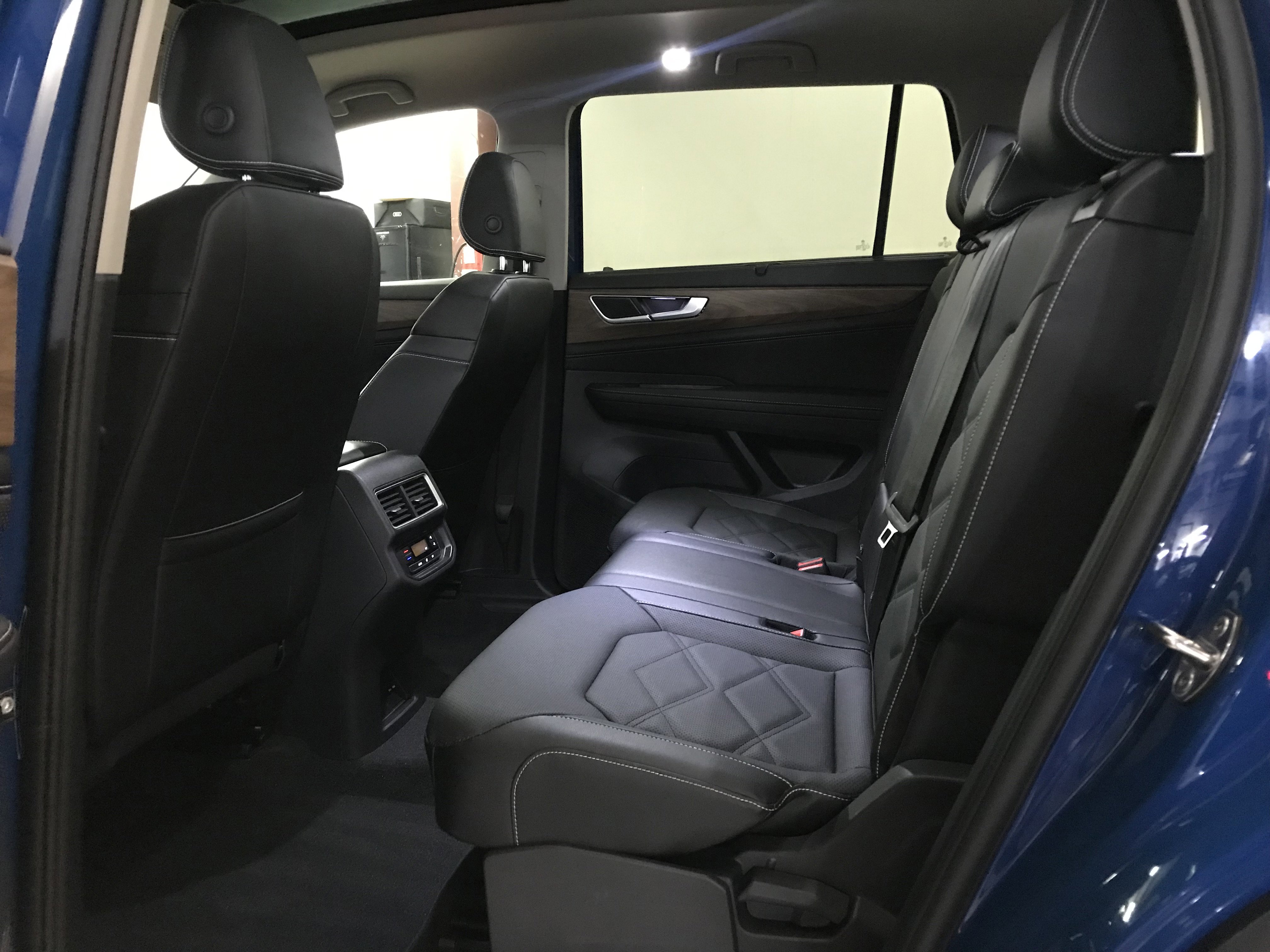 Used 2025 Volkswagen Atlas SE w/ Panoramic Sunroof Package FWD image 10