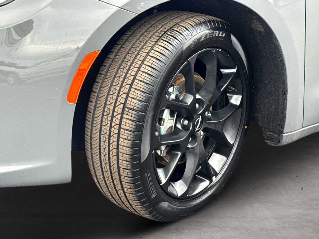 Used 2025 Chrysler Pacifica Limited image 25