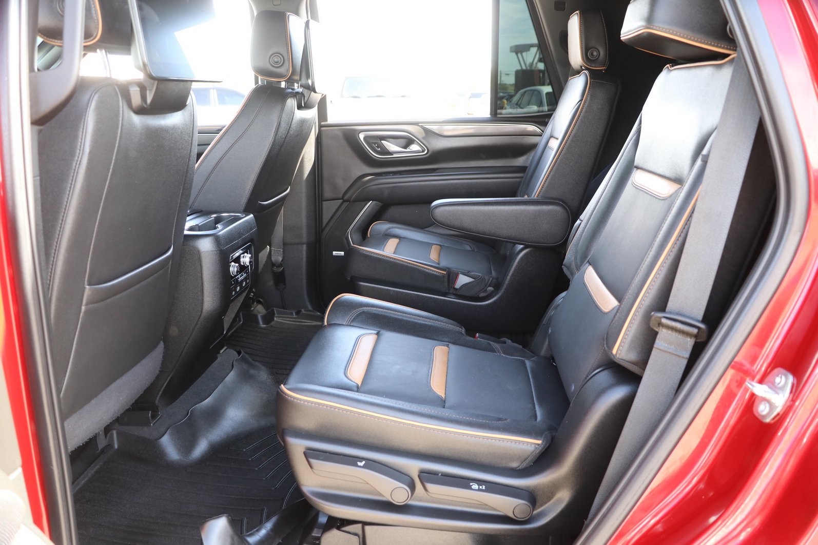 Used 2024 GMC Yukon AT4 w/ Technology Package AWD/4WD image 28