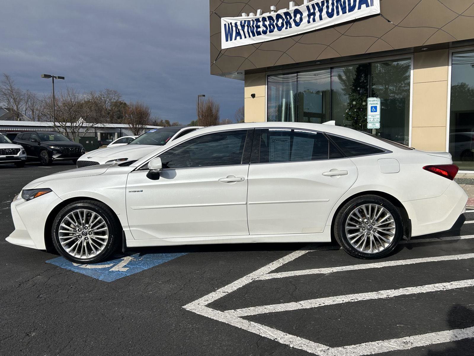 Used 2020 Toyota Avalon Limited image 3