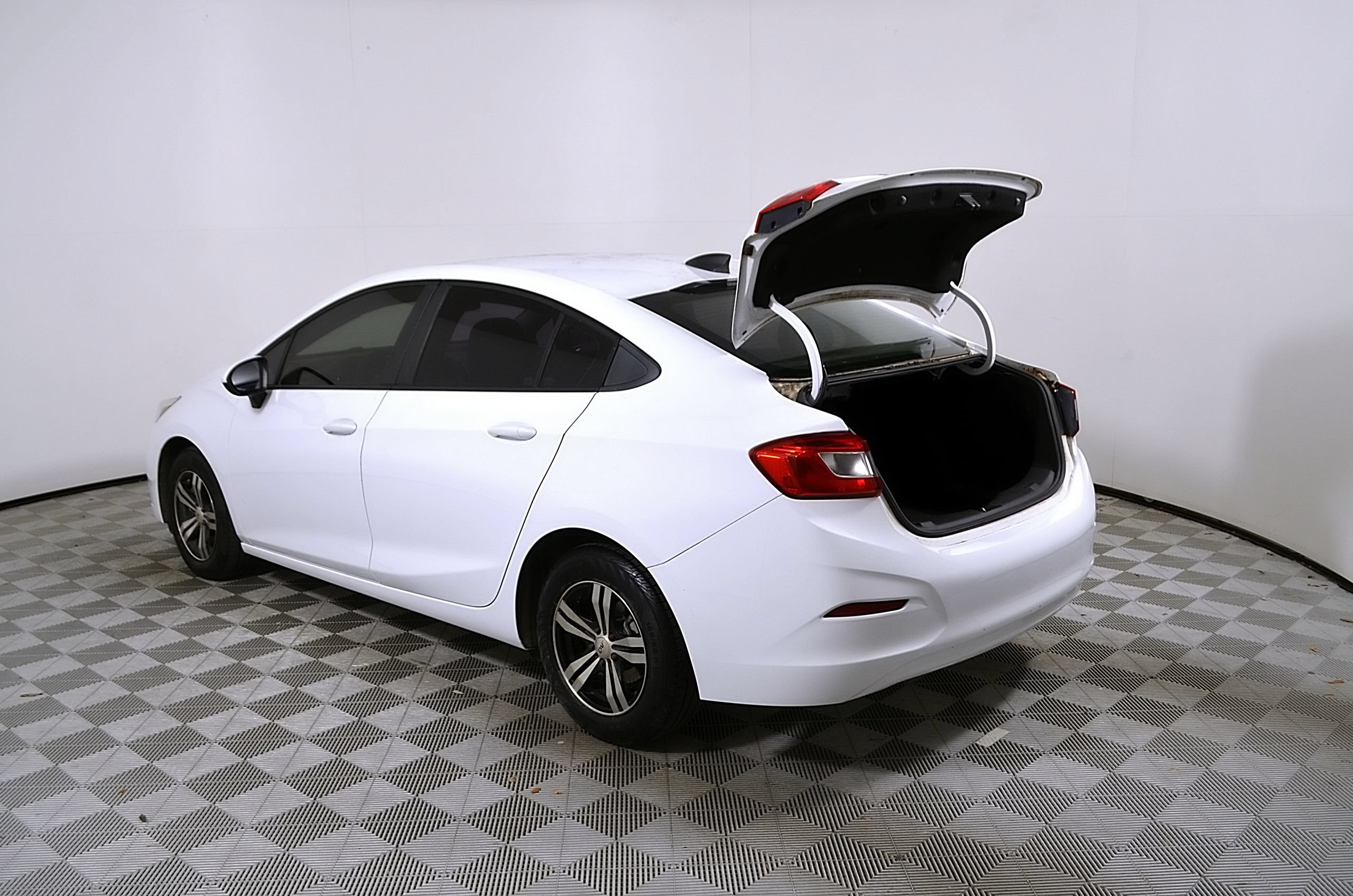 Used 2018 Chevrolet Cruze LS FWD image 11