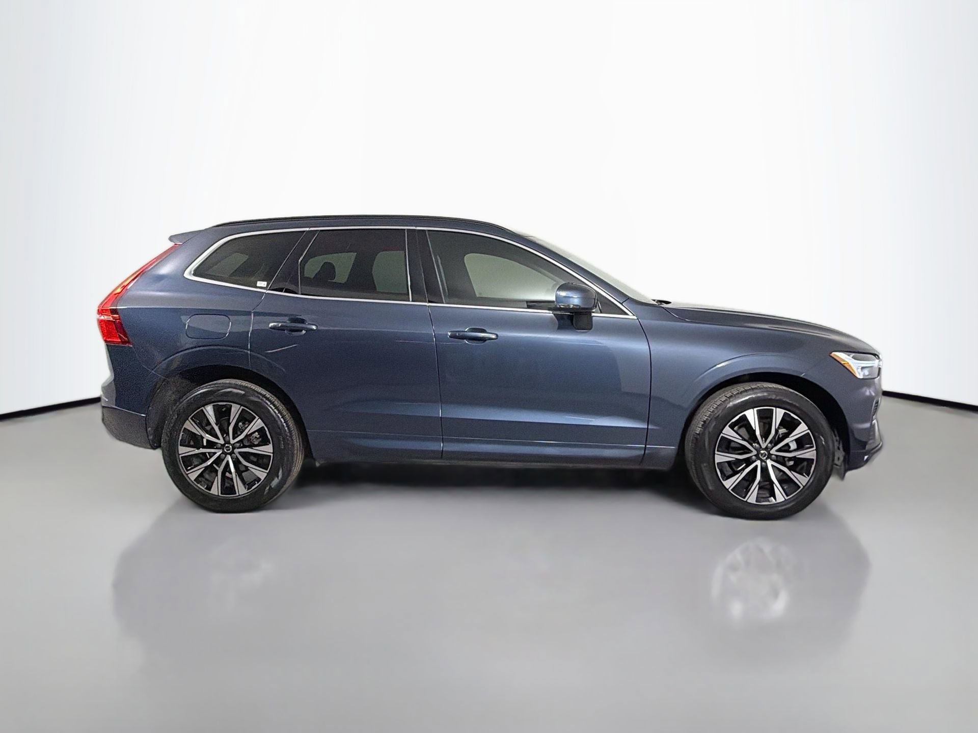 Certified 2023 Volvo XC60 B5 Core AWD/4WD image 5
