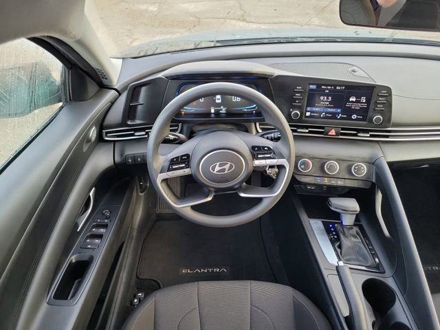 Used 2025 Hyundai Elantra SE image 24