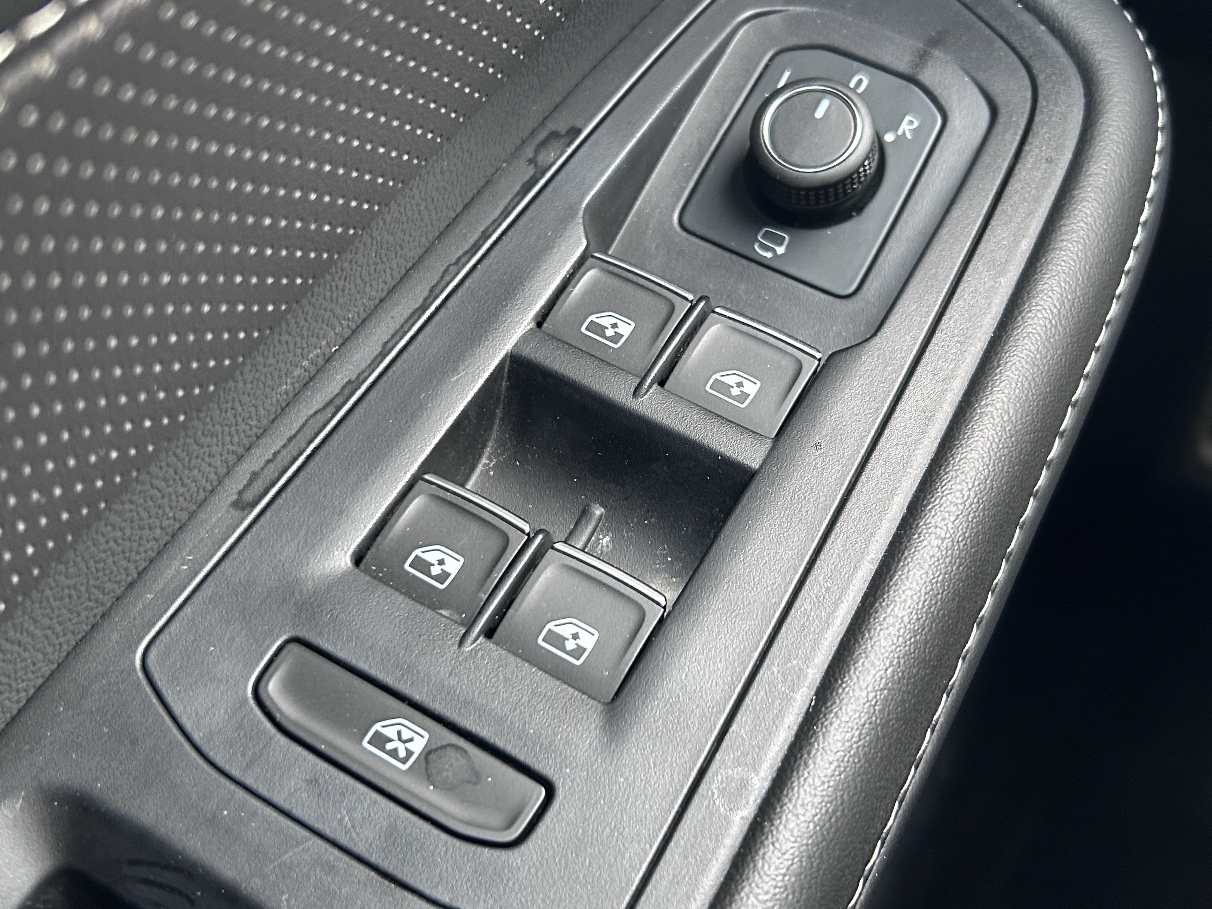 Certified 2024 Volkswagen Atlas Cross Sport SEL Premium R-Line AWD/4WD image 18