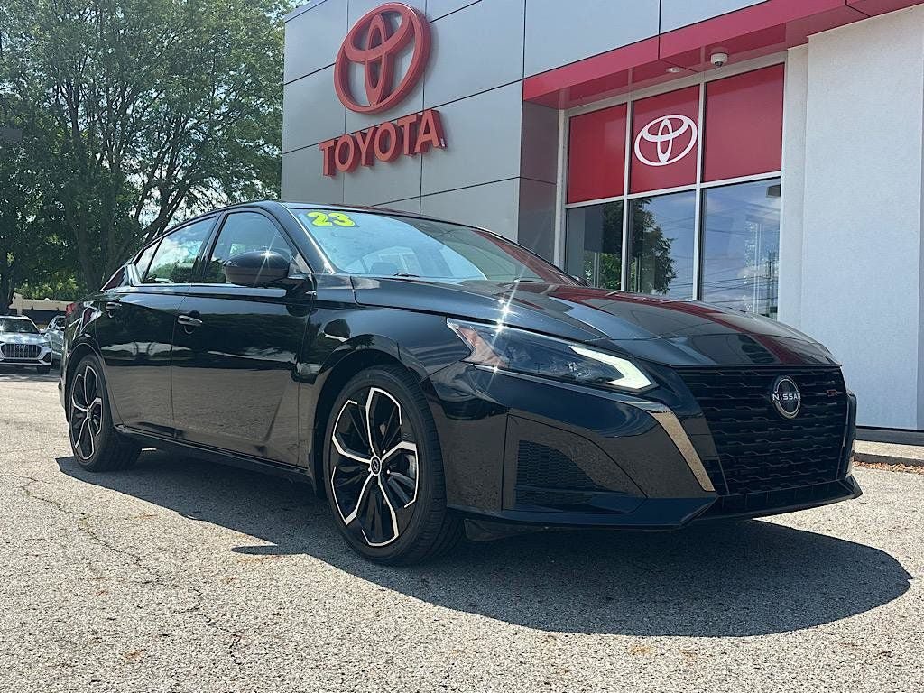 Used 2023 Nissan Altima 2.5 SR w/ SR Premium Package FWD image 8