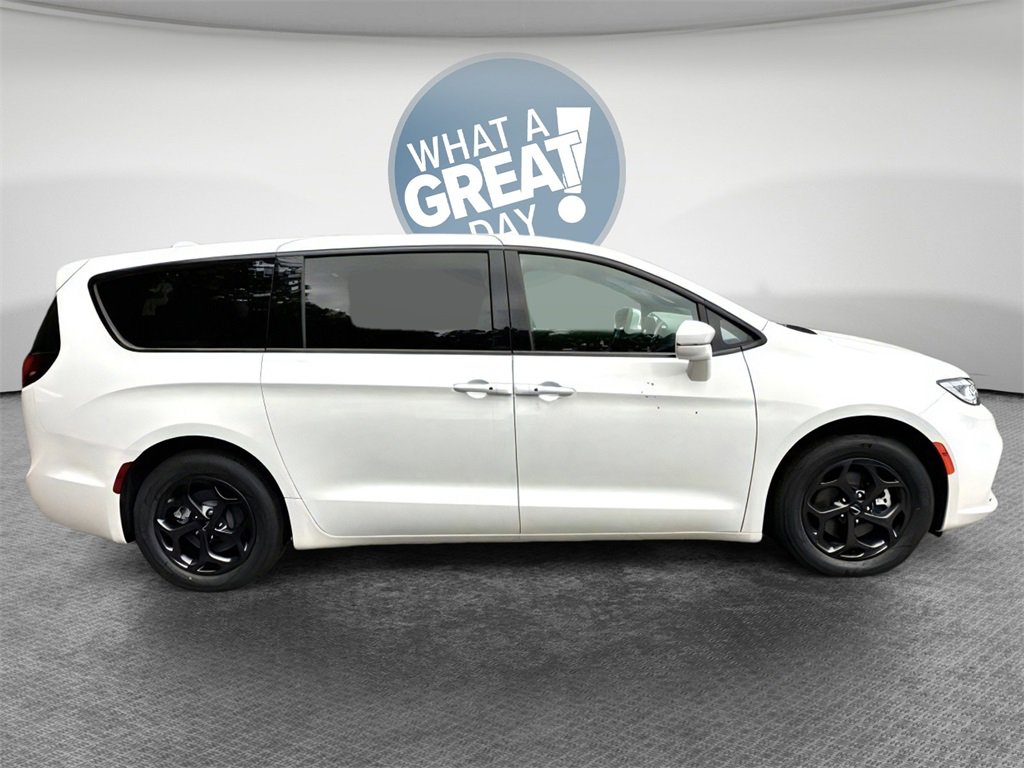 New 2022 Chrysler Pacifica Touring-L w/ S Appearance Package image 2