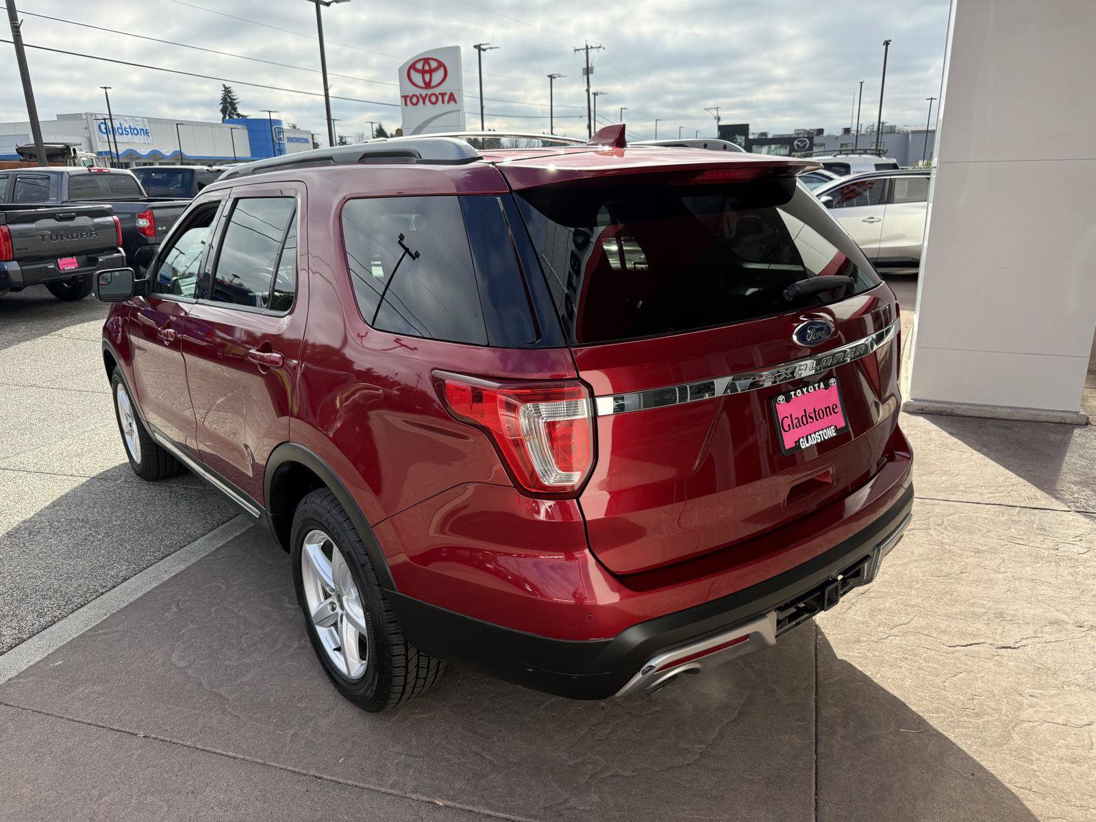 Used 2016 Ford Explorer XLT w/ Equipment Group 202A AWD/4WD image 4