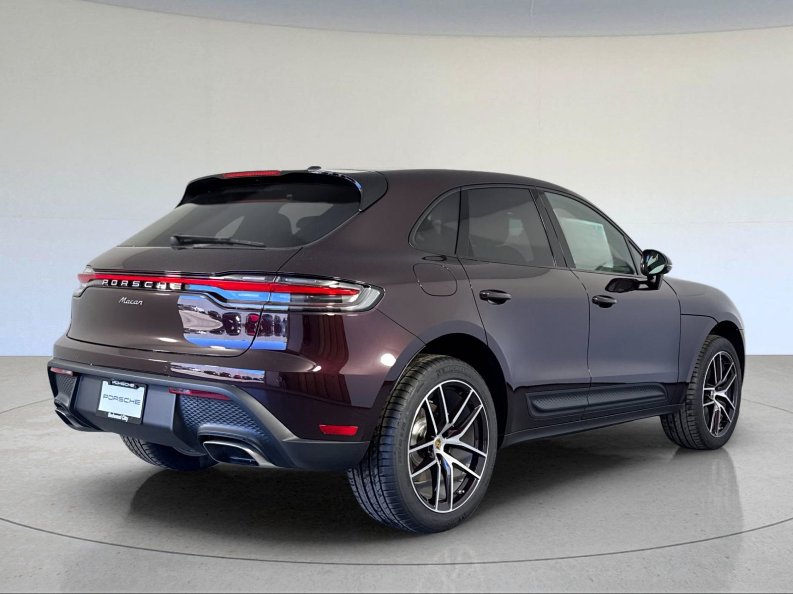 Certified 2026 Porsche Macan AWD/4WD image 8