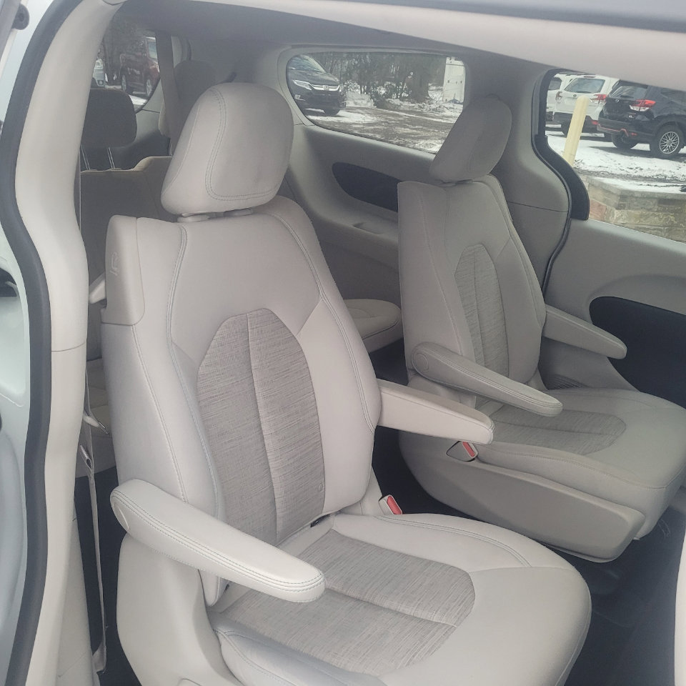 Used 2018 Chrysler Pacifica Touring Plus image 28