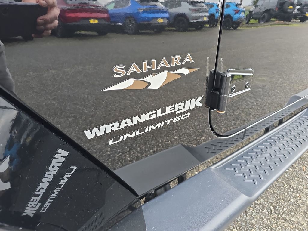 Used 2018 Jeep Wrangler Unlimited Sahara w/ Dual Top Group image 31