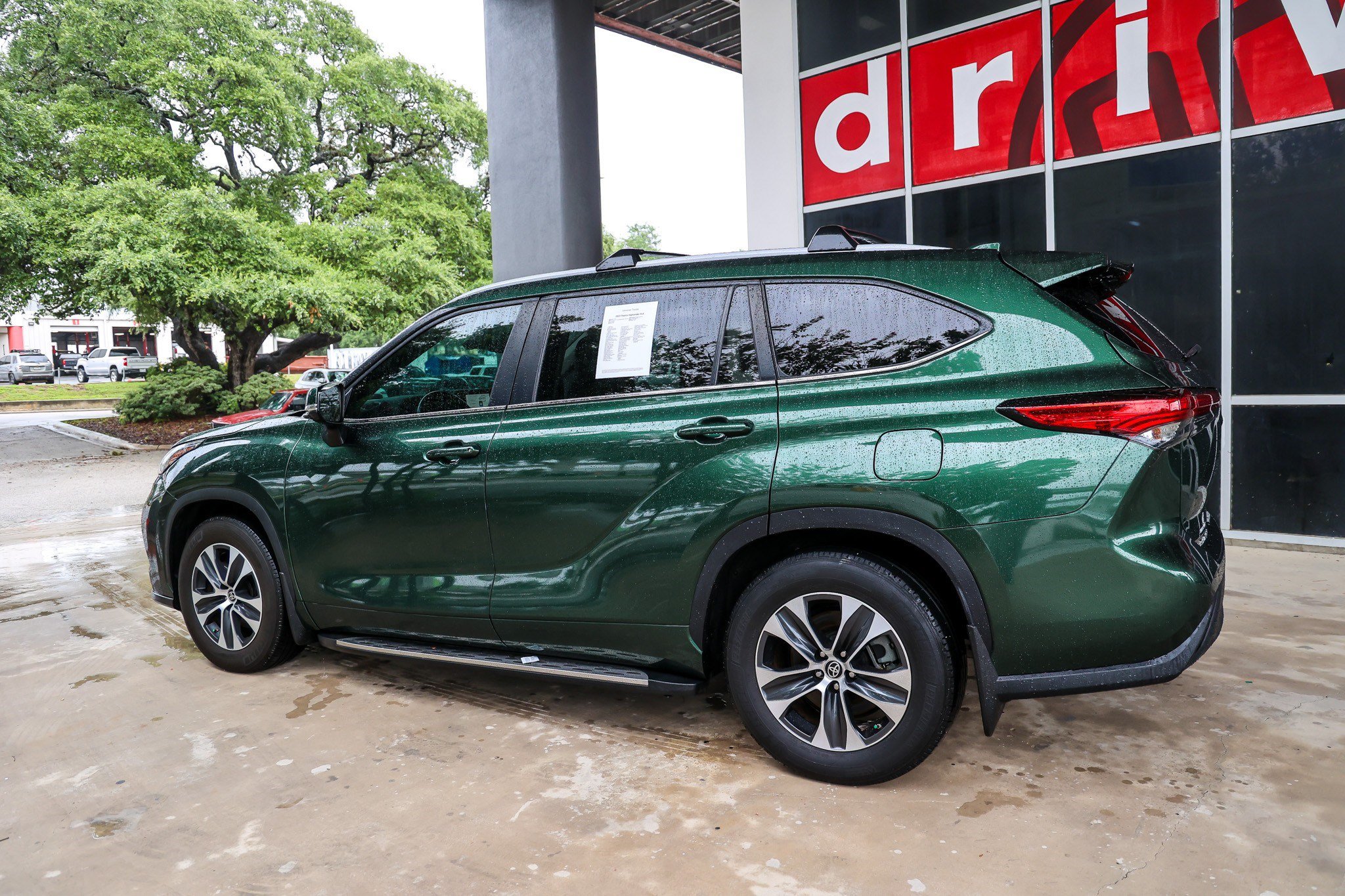 Used 2023 Toyota Highlander XLE FWD image 10