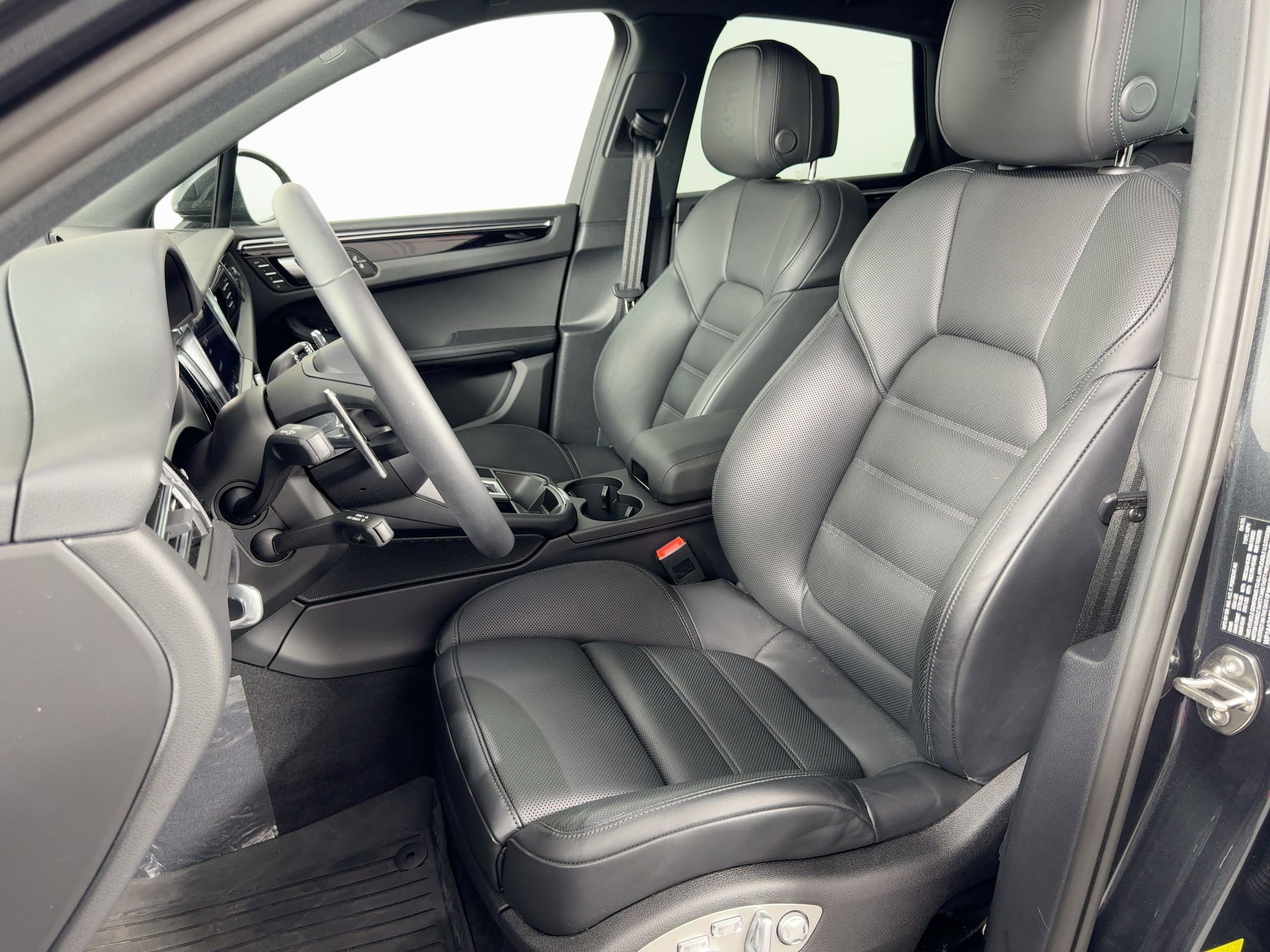 Certified 2025 Porsche Macan image 5