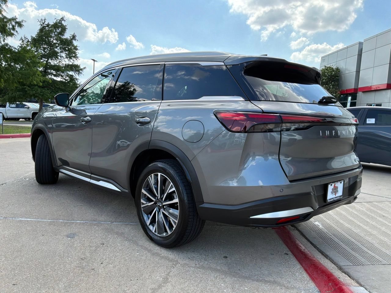 Used 2026 INFINITI QX60 Luxe FWD image 8