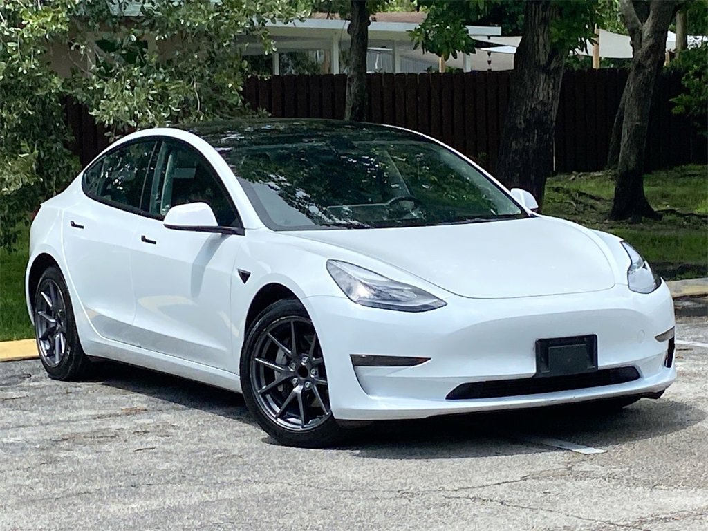 Used 2023 Tesla Model 3 Standard Range image 3