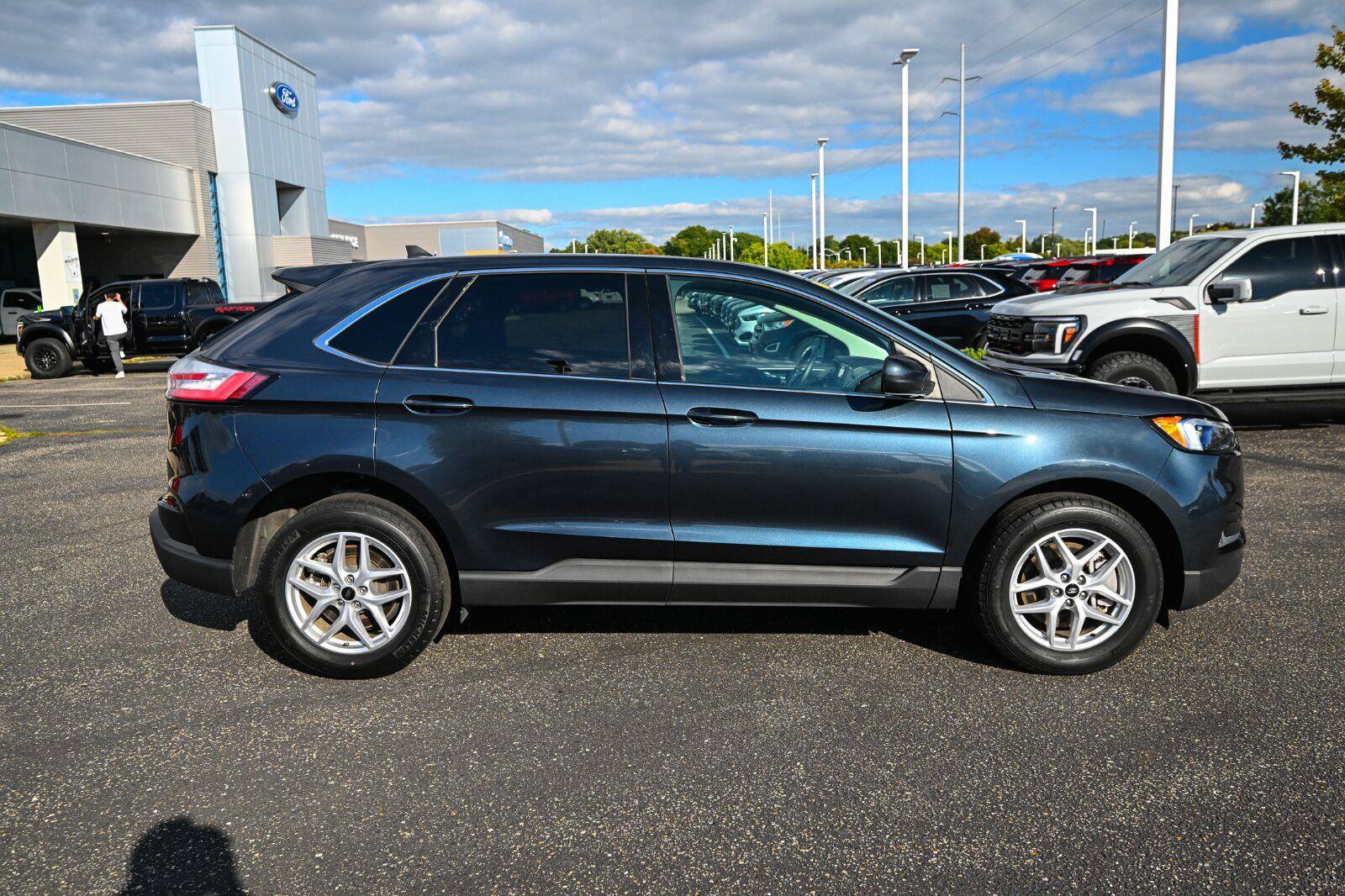 Used 2024 Ford Edge SEL w/ Convenience Package AWD/4WD image 3