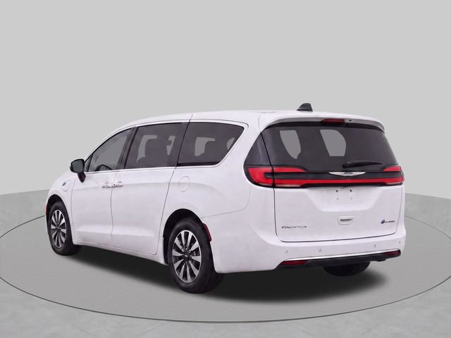 Used 2023 Chrysler Pacifica Touring-L FWD image 4