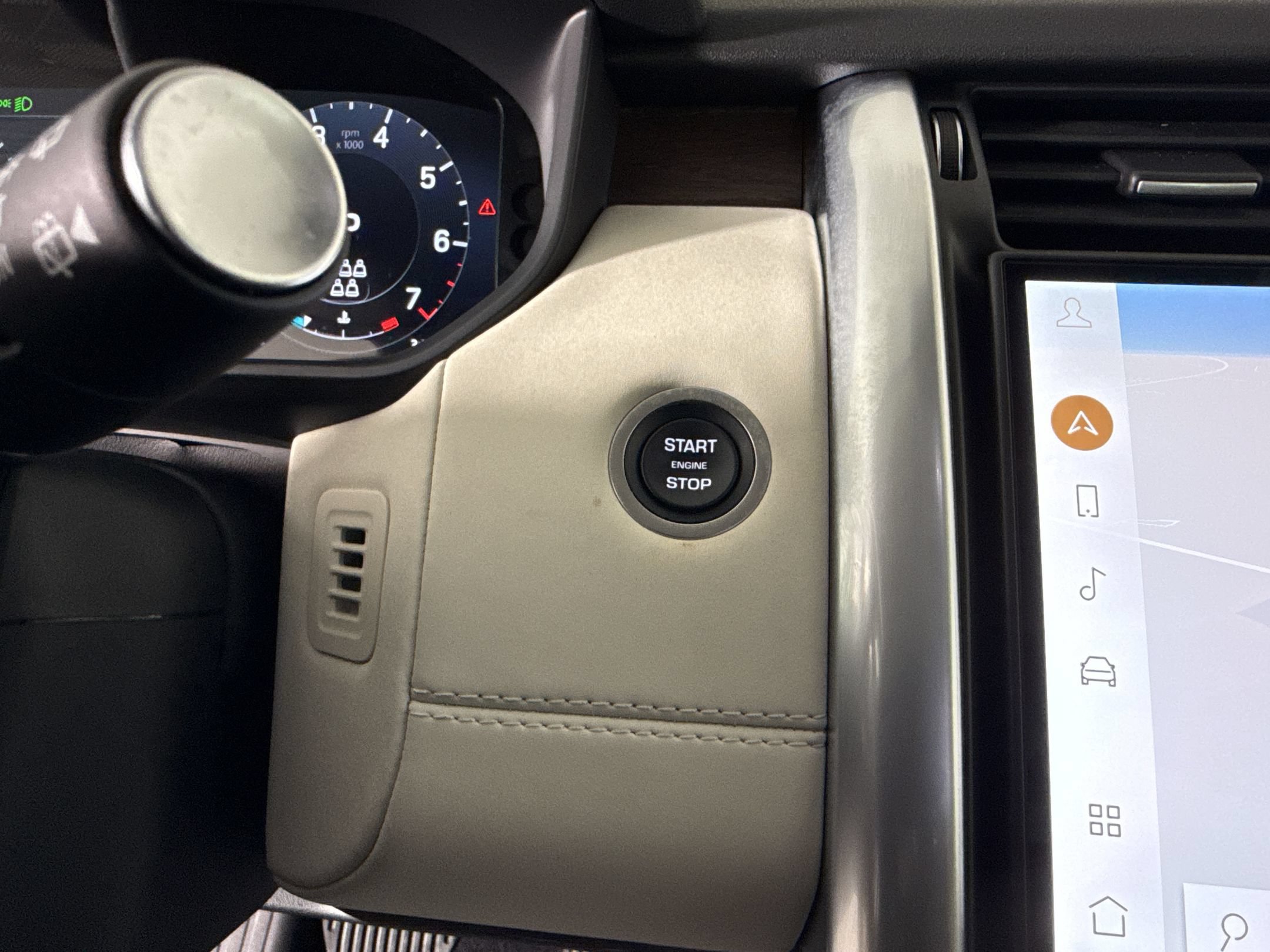 Used 2025 Land Rover Discovery S AWD/4WD image 19