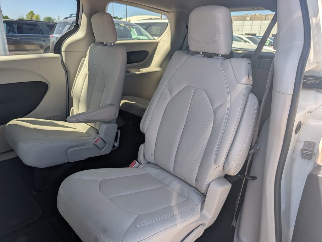 Used 2017 Chrysler Pacifica LX FWD image 8