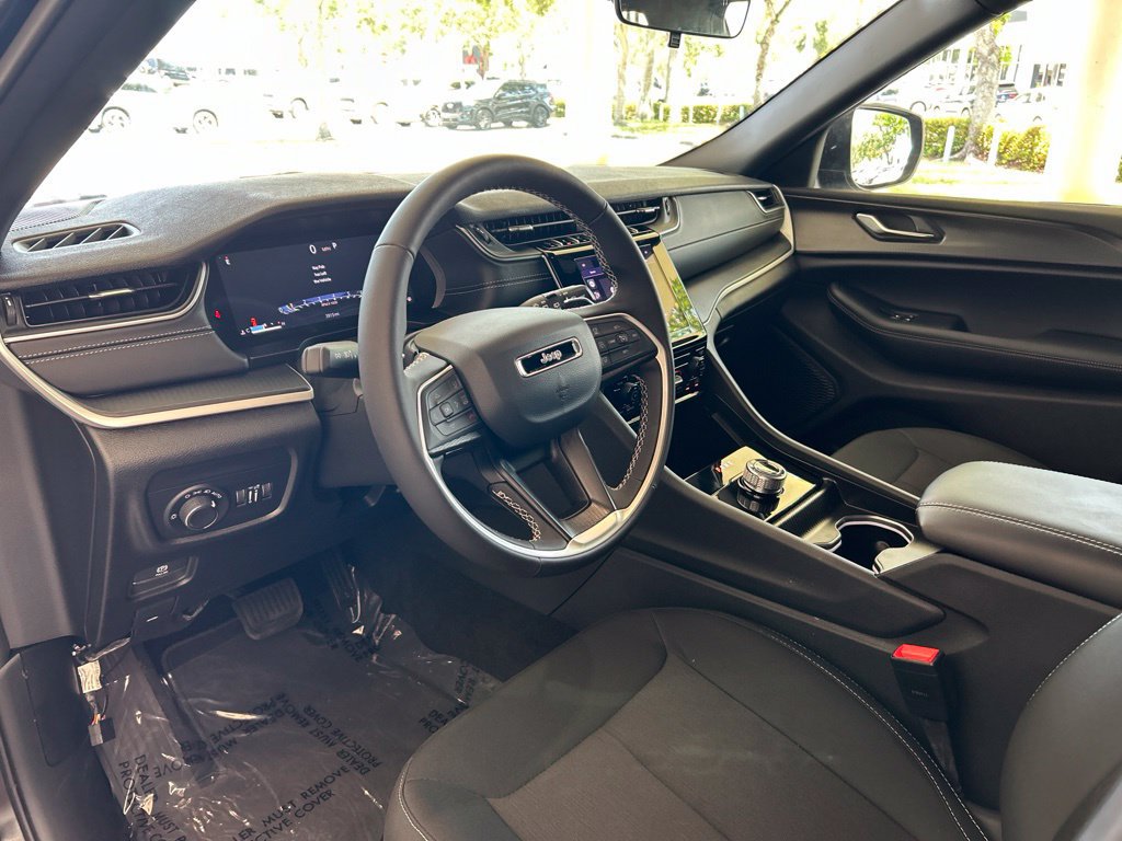 Used 2025 Jeep Grand Cherokee Laredo AWD/4WD image 7