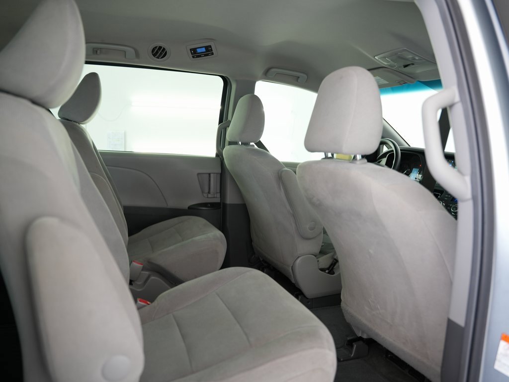 Used 2015 Toyota Sienna L image 38