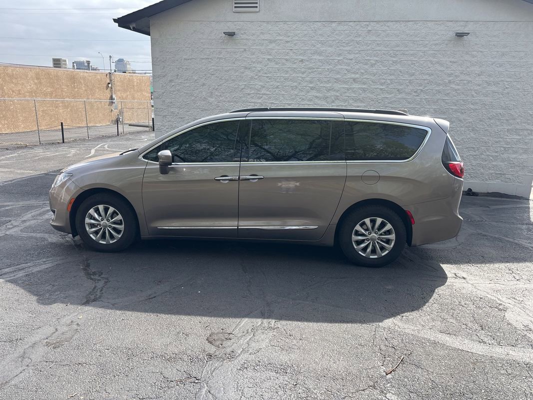 Used 2017 Chrysler Pacifica Touring-L image 11