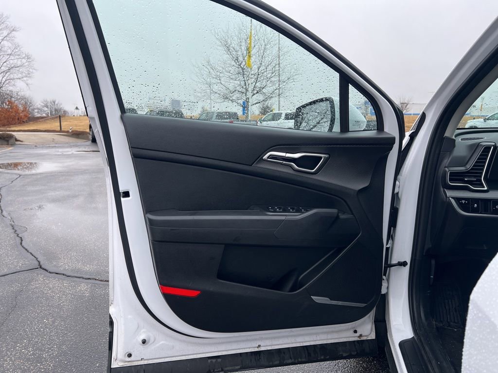 Used 2025 Kia Sportage LX image 8