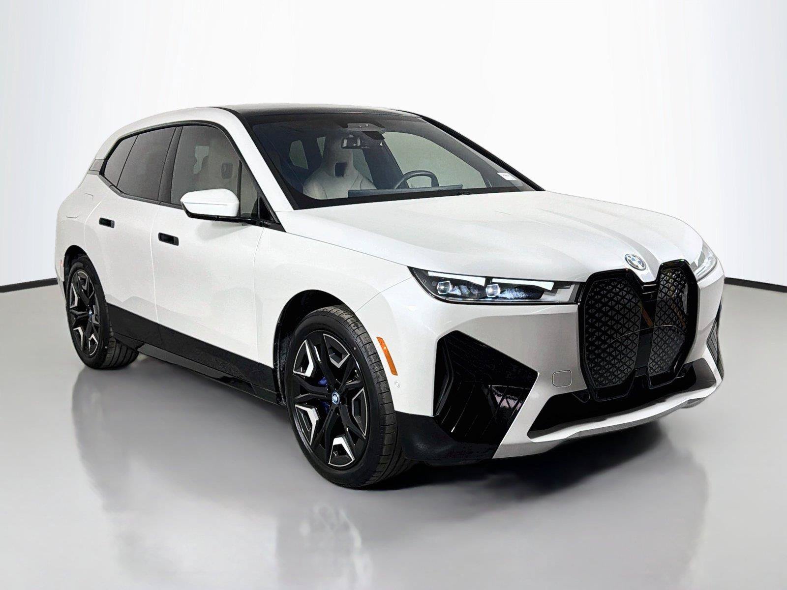 Used 2024 BMW iX xDrive50 w/ Sport Package AWD/4WD image 4