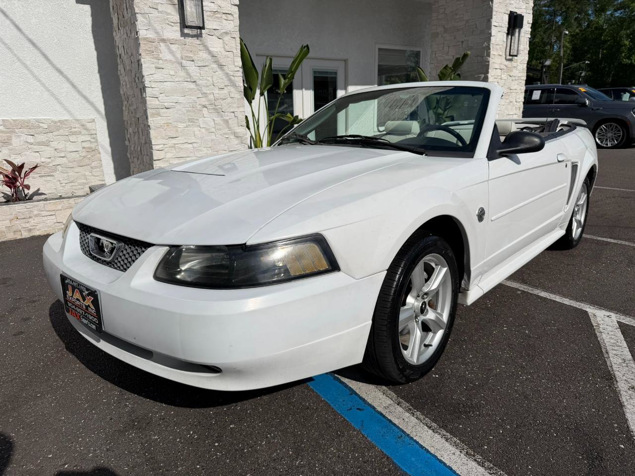 Used 2004 Ford Mustang Convertible RWD image 3