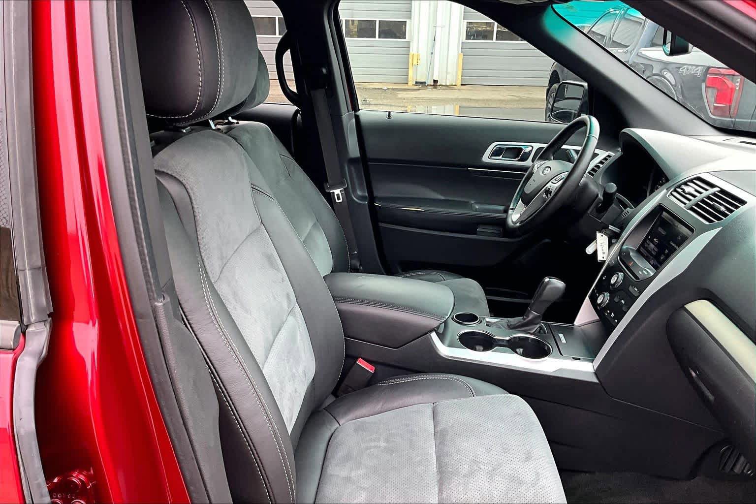 Used 2015 Ford Explorer XLT w/ Equipment Group 202A FWD image 9
