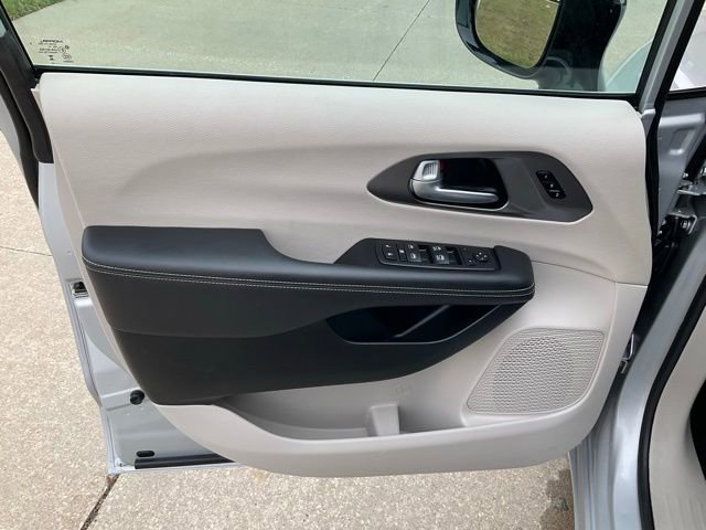 Used 2024 Chrysler Pacifica Touring-L image 8