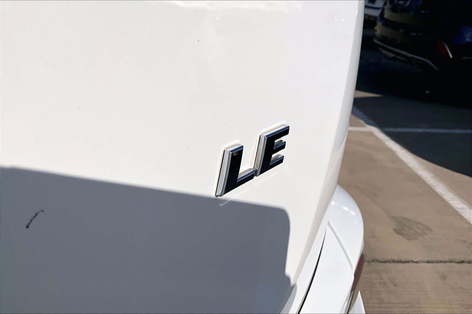 Used 2018 Toyota RAV4 LE FWD image 10