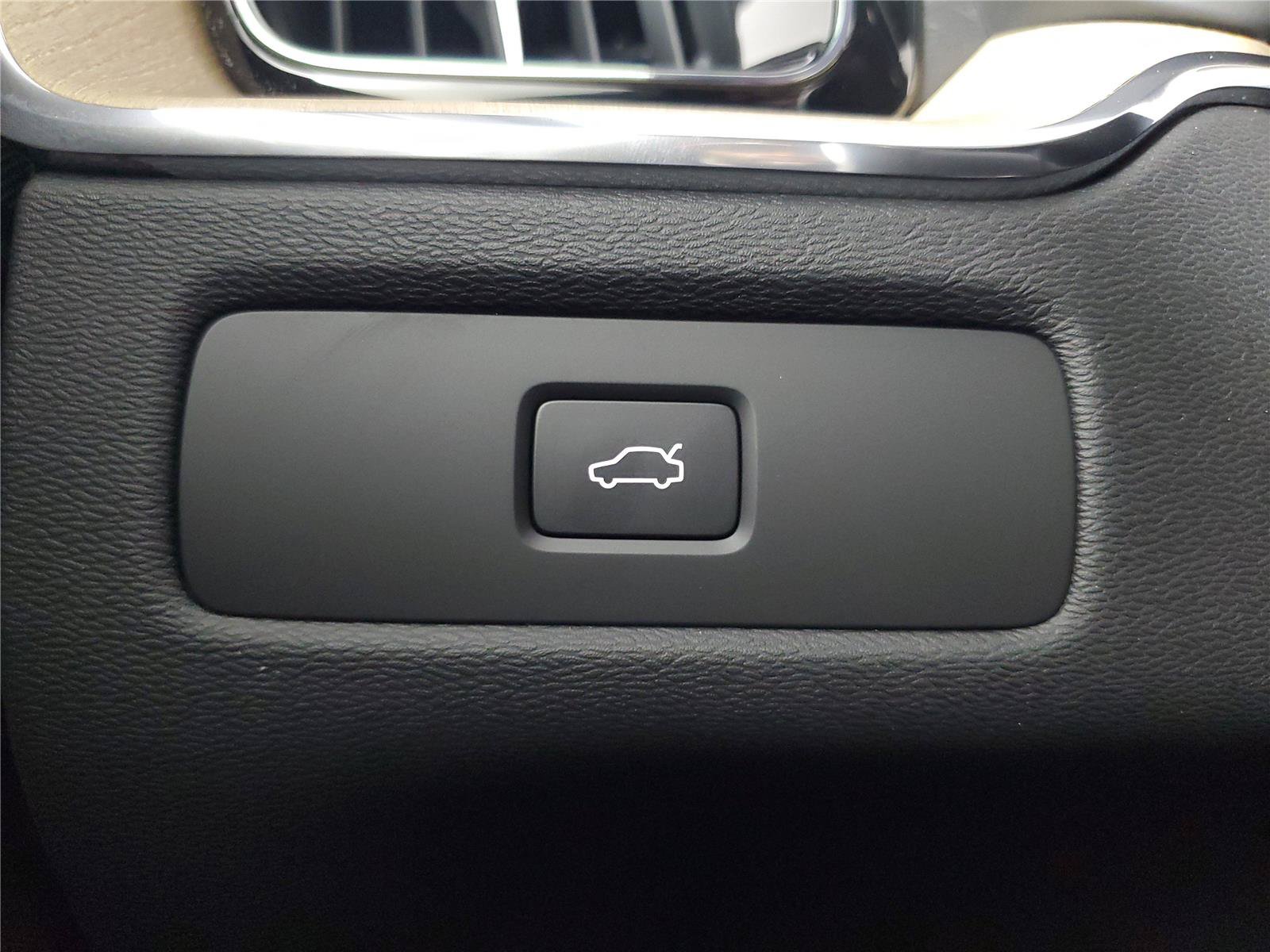 New 2026 Volvo XC60 B5 Plus w/ Protection Package Premier AWD/4WD image 35